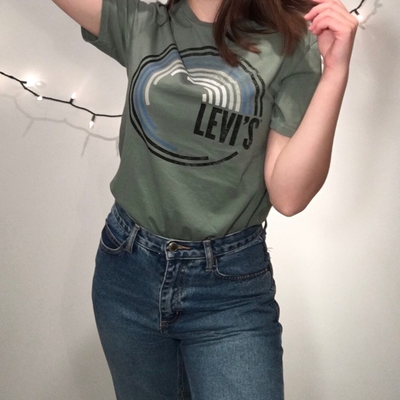 Levi’s Women’s Spunky Graphic Tee Shirt Super Soft - Picture 2 of 4